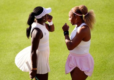 Doppelpartnerin Victoria Mboko (l) ist 25 Jahre jünger als Serena Williams (r).