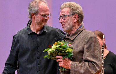 Michael Morgner (rechts) war sichtlich gerührt nach der Aufführung der Komposition "Ecce Homo" von Thomas Stöß im bis auf den letzten Platz gefüllten Saal der Musikschule. 