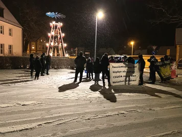 Zu Protest an der Pyramide in Einsiedel fanden sich am MittwochabendBefürworter und Gegner des Einzuges von afghanischen Flüchtlingen in ein ehemaliges Pionierlager ein. 