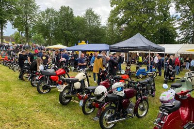 Mokick-Parade beim Simsontreffen zum Dorffest in Obersaida. Auch MZ-Motorräder durften sich einreihen.
