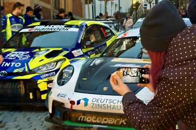 Zahlreiche Fans waren am Samstagabend bei der Zielankunft der Rallye Erzgebirge in Stollberg vor Ort.