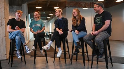 Das Schauspielstudio besteht in diesem Jahr aus Jonas Julian Niemann, Edith Kaupp Rivadeneira, Maximilian Schaible und Aline Beetschen (von links). Regisseur des aktuellen Stückes ist Matthias Huber.