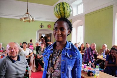 Sandra führt vor, wie man eine Melone trägt. Kaum einer traut sich im Laufe des Abends, es ihr gleich zu tun.