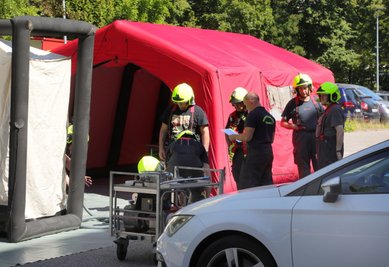 Die Einsatzkräfte bauten am Finanzamt eine Dekontaminationsstation auf.