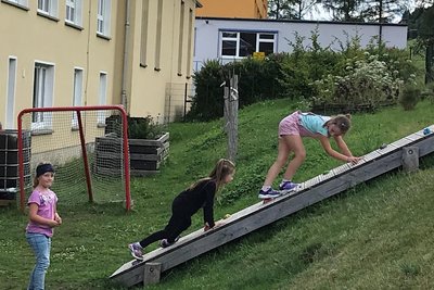 Der Bereich hinter der Kita „Sonnenschein“ soll in Terrassenform gestaltet werden und auch Wasser für eine Matschstrecke bekommen.