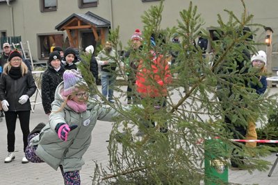 Nele Schmiedel trat bei den Kindern an und warf den Baum über vier Meter weit.
