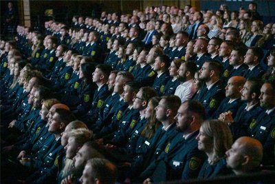 Die 210 neuen sächsischen Kommissare und Kommissarinnen bekamen am Montag einen silbernen Stern auf das Schulterband.