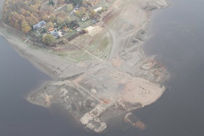 Luftbild bei Pöhl: Dorfreste bei Niedrigwasser. Stefanie Bilz spricht in Freiberg über Luftbildarchäologie.