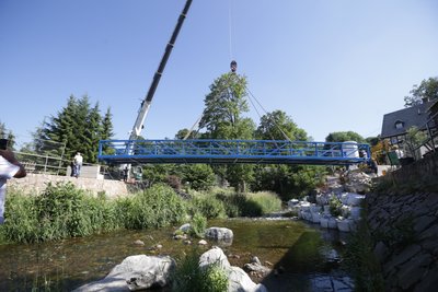 Die blaue Fachwerkonstruktion führt ab November Fußgänger über die Zwönitz.