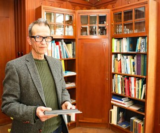 Claus Lämmle im von Henry van de Velde eingerichteten Salon des Schlosses, das Freunde des belgischen Designers oft auf ihrer Reiseroute haben. 