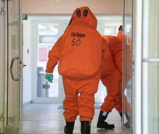 Mit ABC-Schutzausrüstung wurde das Pulver sichergestellt.