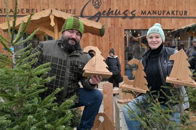 Braumeister Dominik Naumann und seine Frau Mandy haben den ersten Weihnachtsbaumweitwurf in Zwönitz ausgerichtet.