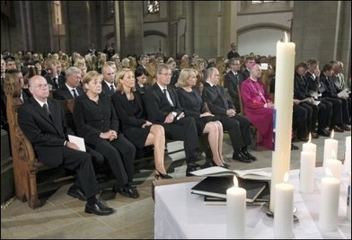 Eine Woche nach der Massenpanik auf der Duisburger Loveparade haben tausende Menschen der 21 Todesopfer gedacht. An dem Gottesdienst nahmen auch Bundespräsident Christian Wulff (4.v.l.) und Kanzlerin Angela Merkel (CDU, 2.v.l.) teil.