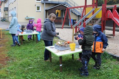 Die Kinder haben gemeinsam mit Planerin Silke Kaden Modelle gebaut und die Wünsche für ihr neues Außengelände darin gestaltet.