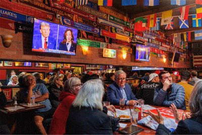 Mitglieder der republikanischen Partei von San Francisco verfolgen die Präsidentschaftsdebatte im Mad Dog In The Fog.