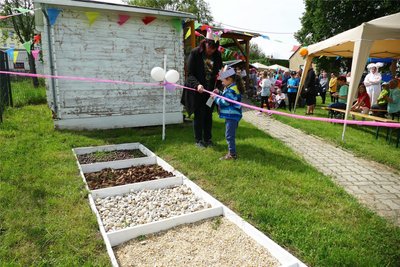 Während des Kinderfestes wurde auch der neue Barfußpfad der Kita eingeweiht.