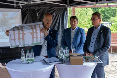 Bürgermeister Mike Purfürst, Landrat Thomas Hennig und Oberbürgermeister Henry Ruß (von links) stellten das Konzept vor.