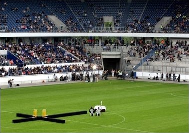 Eine Woche nach der Massenpanik auf der Duisburger Loveparade haben tausende Menschen der 21 Todesopfer gedacht. Die Gedenkfeier in der Duisburger Salvatorkirche wurde auf Großleinwänden in das Duisburger Fußballstadion und in zwölf weitere Kirchen übertragen. Statt der erwarteten zehntausenden Bürger fanden sich nach Angaben der Düsseldorfer Staatskanzlei nur etwa 2600 im Fußballstadion ein.