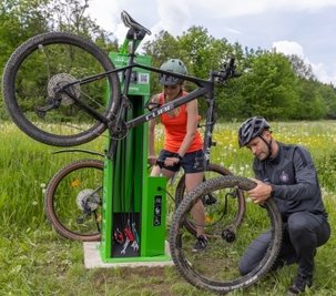 Mareike Fiedler und Robert Gropp testen die neue Notfallstation für Fahrräder. 