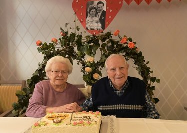 Gemeinsam haben Annemarie und Manfred Koch die Torte angeschnitten, die sie sich gemeinsam mit den anderen Gästen in der Tagespflege in Zwönitz haben schmecken lassen. 