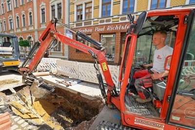 MIchel Schönichen von der Baufirma Geringswald kümmert sich um die Schadensbeseitigung.