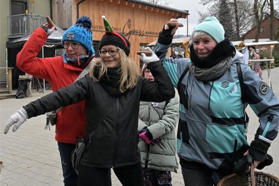 Beim Zapfenzielwurf zum Aufwärmen (v. l.): Mandy Kleiber, Anke Dittmann und Anke Schmiedel.