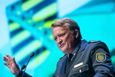 Landespolizeipräsident Jörg Kubiessa überreichte den jungen Männern und Frauen ihre Ernennungsurkunden für den gehobenen Polizeidienst.