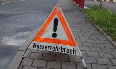 Wegen eines Wasserrohrbruchs auf der Dresdner Straße kommt es im Stadtteil Hilbersdorf zu Verkehrsbehinderungen.