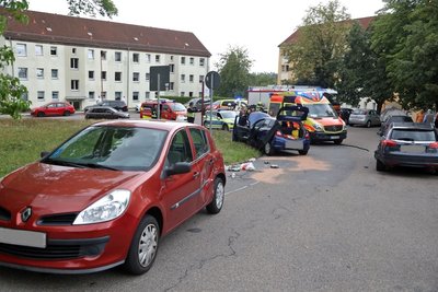 Auf dem Weg zum Altglascontainer in der Fritz-Heckert-Siedlung in Hohenstein-Ernstthal hat sich am Montag ein Unfall mit drei Autos ereignet. 