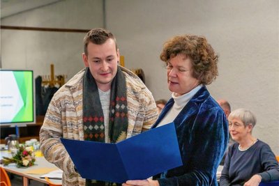 DSW-Präsidentin Schücking übergibt die Verdienstmedaille des Dachverbandes an Gordon Guido Oswald. 