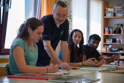 Physio, Ergo, Sporttherapie beschreiben nicht das gesamte Angebot der Medfachschule Bad Elster: Kreatives Gestalten mit Kunstlehrer Nicolas Felly und den Azubis ist ebenfalls ein fester Bestandteil.