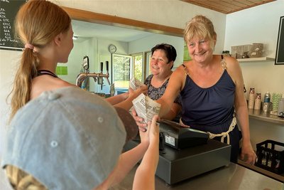Ohne sie wäre das Bad in Rebesgrün nicht dasselbe: Anke Feustel (links) und Antje Richter verkaufen die legendären Pommes.