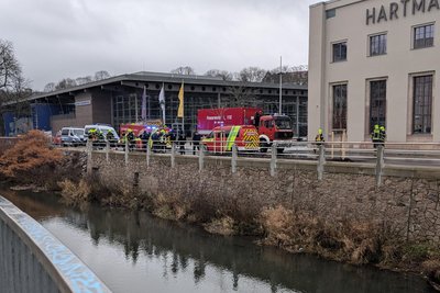 Feuerwehr und Polizei rückten am Montagnachmittag zu einem Einsatz an die Fabrikstraße aus.