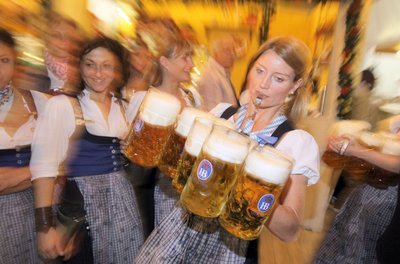 Die Wiesnmaß knackt in diesem Jahr die 15-Euro-Marke. (Archivbild)