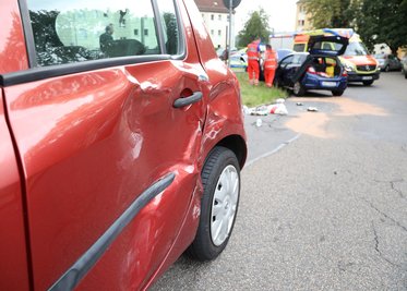 Ein älterer Mann fuhr gegen 10.15 Uhr erst gegen einen entgegenkommenden Renault und anschließend gegen einen Opel.