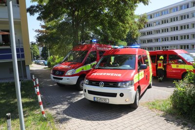 Die Feuerwehr rückte mit zahlreichen Einsatzkräften an.