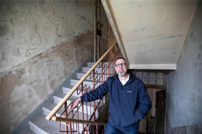 Hausverwalter Matthias Gräf im vom Ruß gereinigten Treppenhaus.