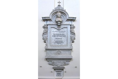 Das Herz in der Heimat: In der Warschauer Heilig-Kreuz-Kirche wird das Herz Frédéric Chopins aufbewahrt - hinter einem Epitaph aus Carrara-Marmor (1880) von Leonard Marconi (1835–1899).