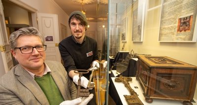 Fachdirektor Martin Salesch (links) und Ausstellungskoordinator Lukas Mathiaschek werben im Plauener Vogtlandmuseum für die Nischenausstellung "Hinter Schloss und Riegel". So nennt sich die Schau, die in der Dielenvitrine betrachtet werden kann. 