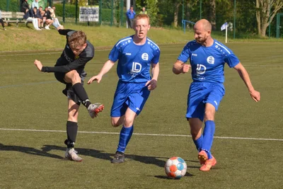 Zu selten konnte der Oelsnitzer FC in Großrückerswalde für Gefahr sorgen. Samuel Urlaß (l.) probiert sein Glück, Aaron Uhlig und Willi Gelfert (r.) kommen zu spät.