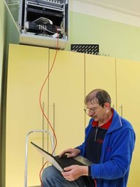 Grundschule Frankenhausen: Gunter Küffner (Firma Cofatel) richtet einen der neuen Schaltkästen ein.