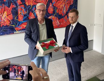 Sachsens Ministerpräsident Michael Kretschmer (CDU) nimmt ein Jahr vor der Landtagswahl 5555 Unterschriften für erleichterte Volksbegehren und die Einführung des Volkseinwands entgegen.