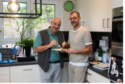 Gesund essen gehört für Andy Ackermann-Riedel (rechts) und seinen Partner Carsten Riedel mittlerweile zum Alltag. Die Portionen sind klein.