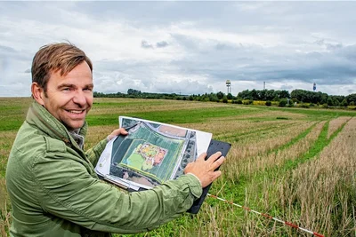 Investor Robert Dahl auf dem Bauplatz für das neue Erlebnis-Dorf in Döbeln an der Autobahn A14. Voraussichtlich im Frühjahr 2023 können die Arbeiten hier beginnen, wenn Baurecht besteht. 