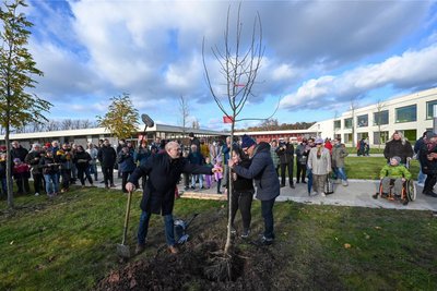 Bereits im Herbst 2021 wurden auf dem Terra-Nova-Campus die ersten Apfelbäume für „We Parapom“ gepflanzt. Oberbürgermeister Sven Schulze (links) machte mit.