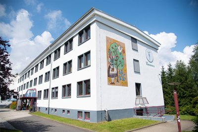 Die Medfachschule Bad Elster. Der charakteristische Wandschmuck aus DDR-Zeiten neben dem Firmenlogo wurde bewusst erhalten.