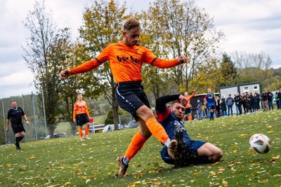 Nachdem er die 1. Halbzeit nur von der Bank aus verfolgte, schnürte der Lindaer Torjäger Maximilian Rathnau (l.) nach Wiederanpfiff einen lupenreinen Hattrick. Am Ende stand trotzdem eine bittere 3:4-Niederlage.