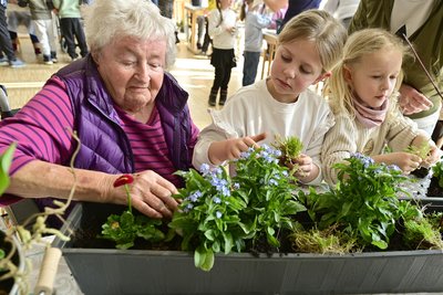 Bewohner des Altenpflegeheimes Betesda und Vorschulkinder der Kita Hütchen pflanzten gemeinsam Frühjahrsblüher.