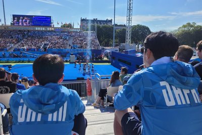 Auf der Tribüne trifft man auch Olympia-Teilnehmer - so wie diese beiden Athleten aus Japan.