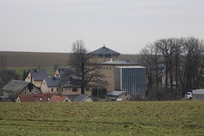 Ortsbildprägend für Beiersdorf ist das weithin sichtbare Gebäude der Ullmann Mühle.
